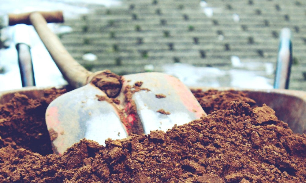 eMinibagger in der Landschaftsgestaltung