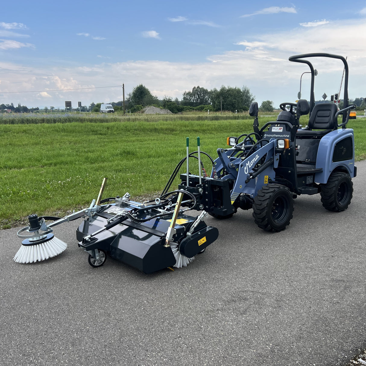 120 cm sweeper with side brush and hydraulic tipping function for MONA pickup