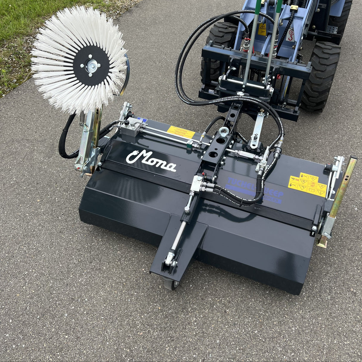 Kehrmaschine 120 cm mit Seitenbesen und hydr. Auskippfunktion für MONA-Aufnahme