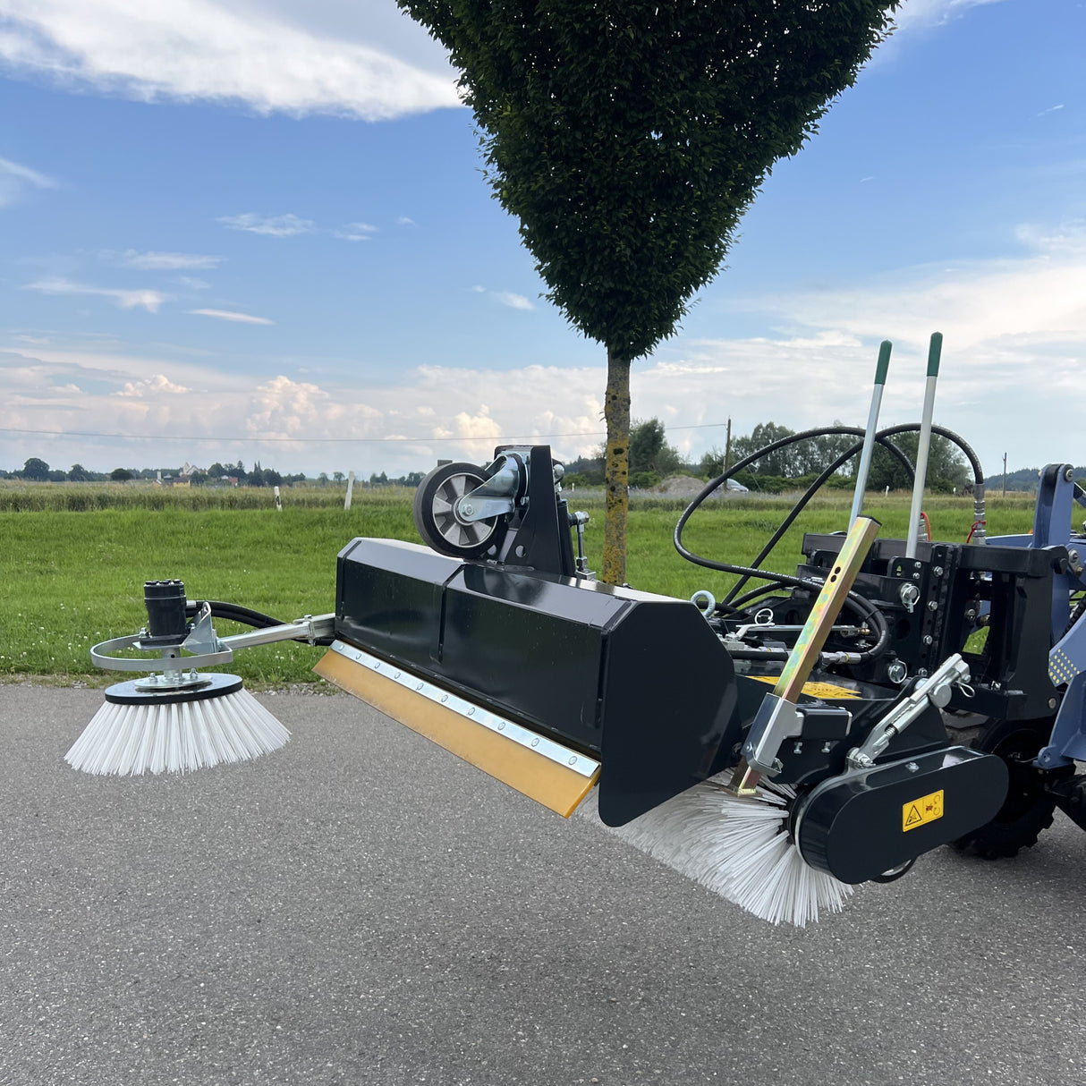 120 cm sweeper with side brush and hydraulic tipping function for MONA pickup