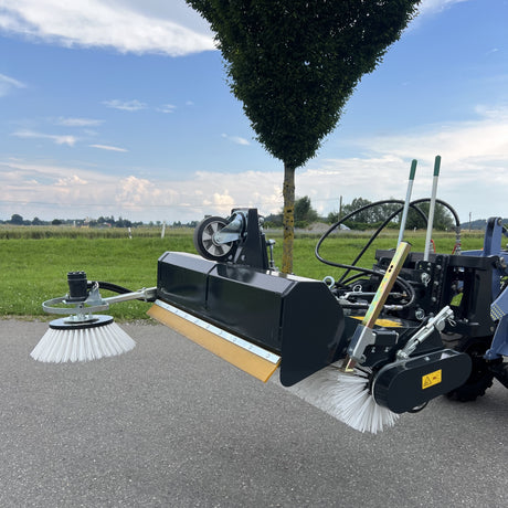 Kehrmaschine 120 cm mit Seitenbesen und hydr. Auskippfunktion für MONA-Aufnahme