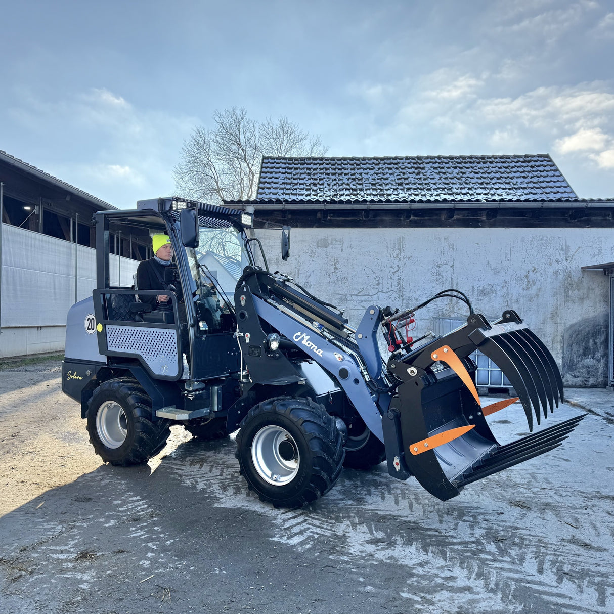 MONA Solara elektrischer Hoflader