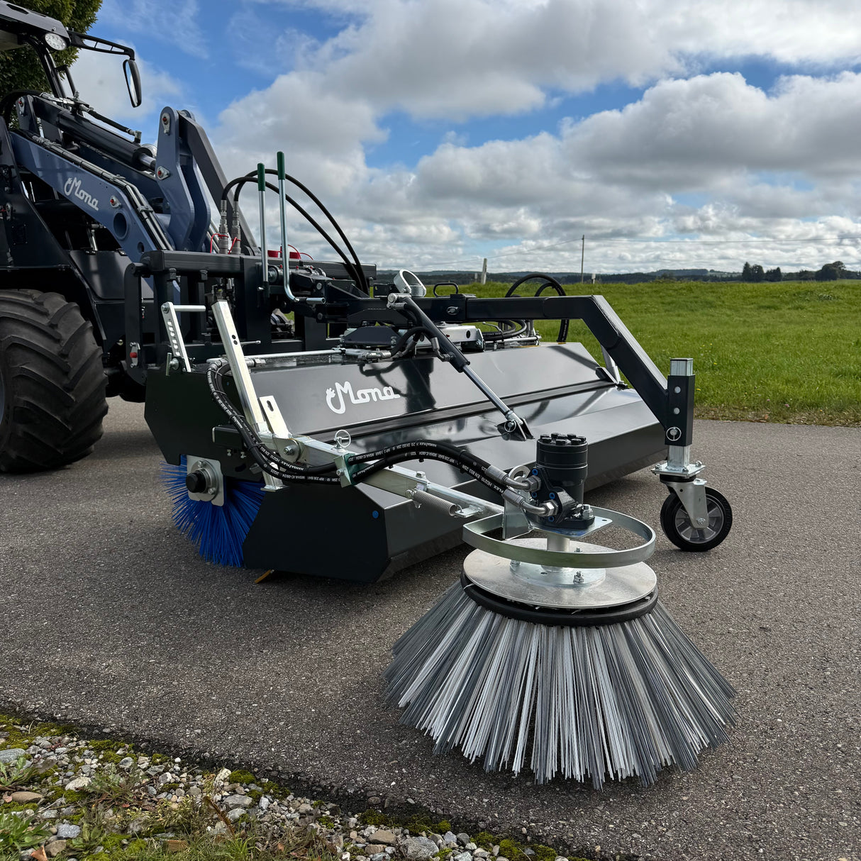 Kehrmaschine 180 cm mit hydr. leerbarem Schmutzsammelbesen und Seitenbesen für EURO-Aufnahme