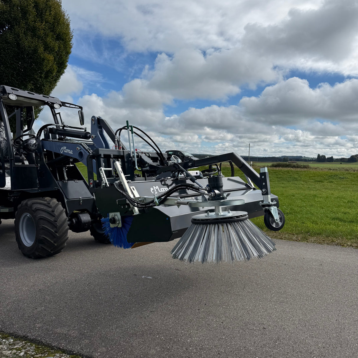 Kehrmaschine 180 cm mit hydr. leerbarem Schmutzsammelbesen und Seitenbesen für EURO-Aufnahme