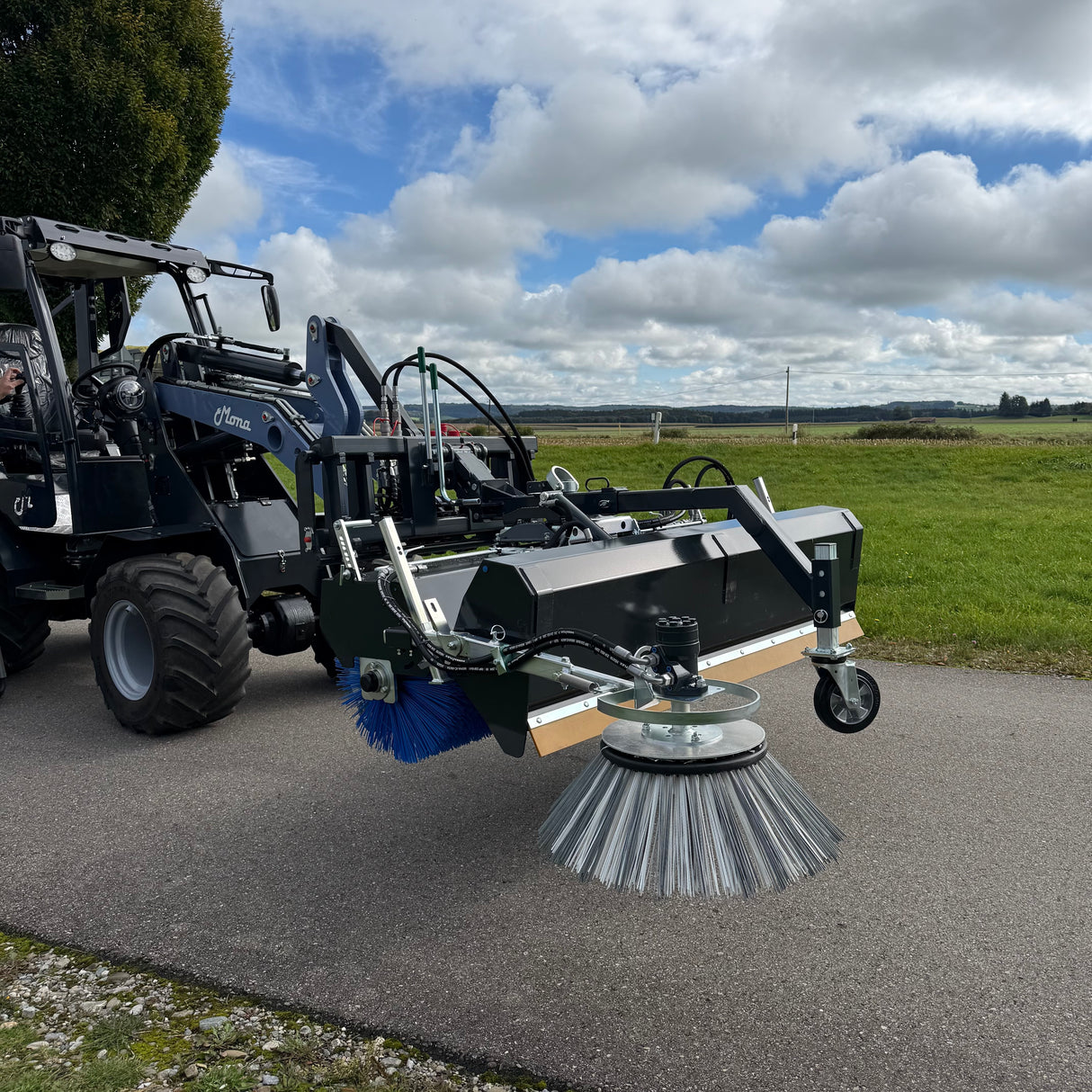 Kehrmaschine 180 cm mit hydr. leerbarem Schmutzsammelbesen und Seitenbesen für EURO-Aufnahme