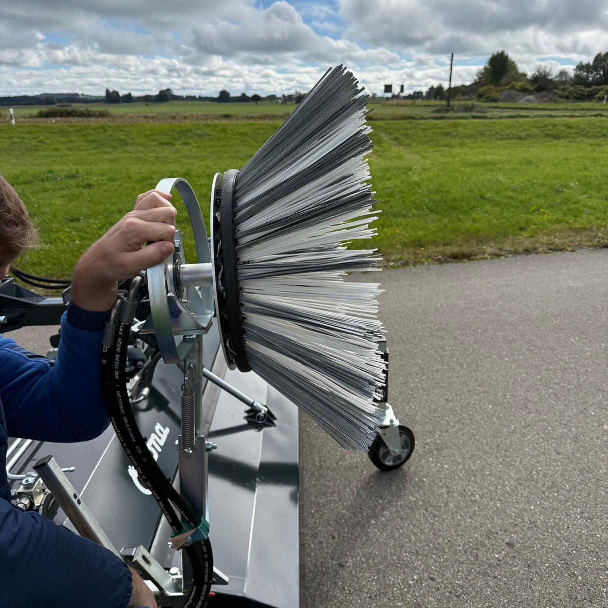Kehrmaschine 180 cm mit hydr. leerbarem Schmutzsammelbesen und Seitenbesen für EURO-Aufnahme
