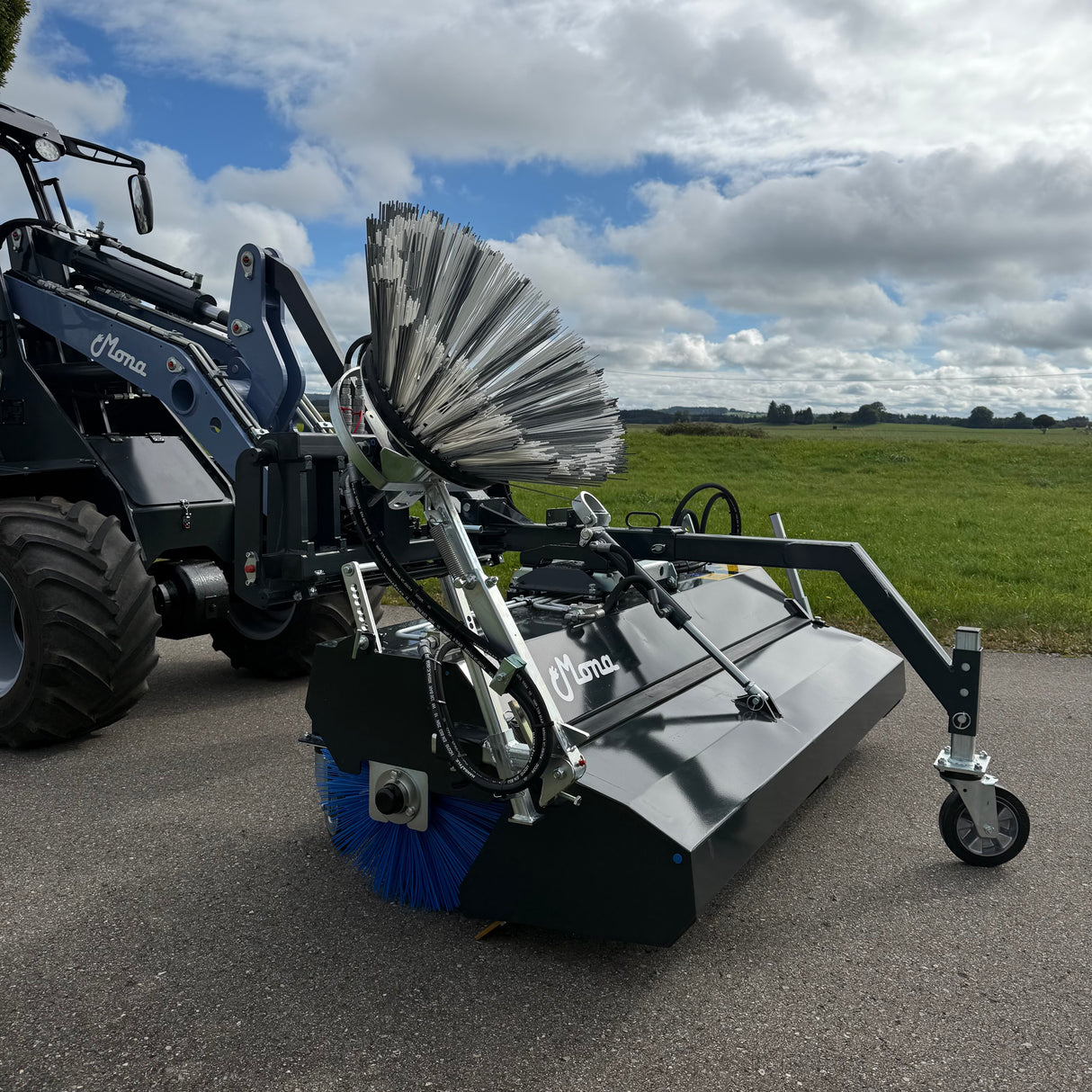 Kehrmaschine 180 cm mit hydr. leerbarem Schmutzsammelbesen und Seitenbesen für EURO-Aufnahme