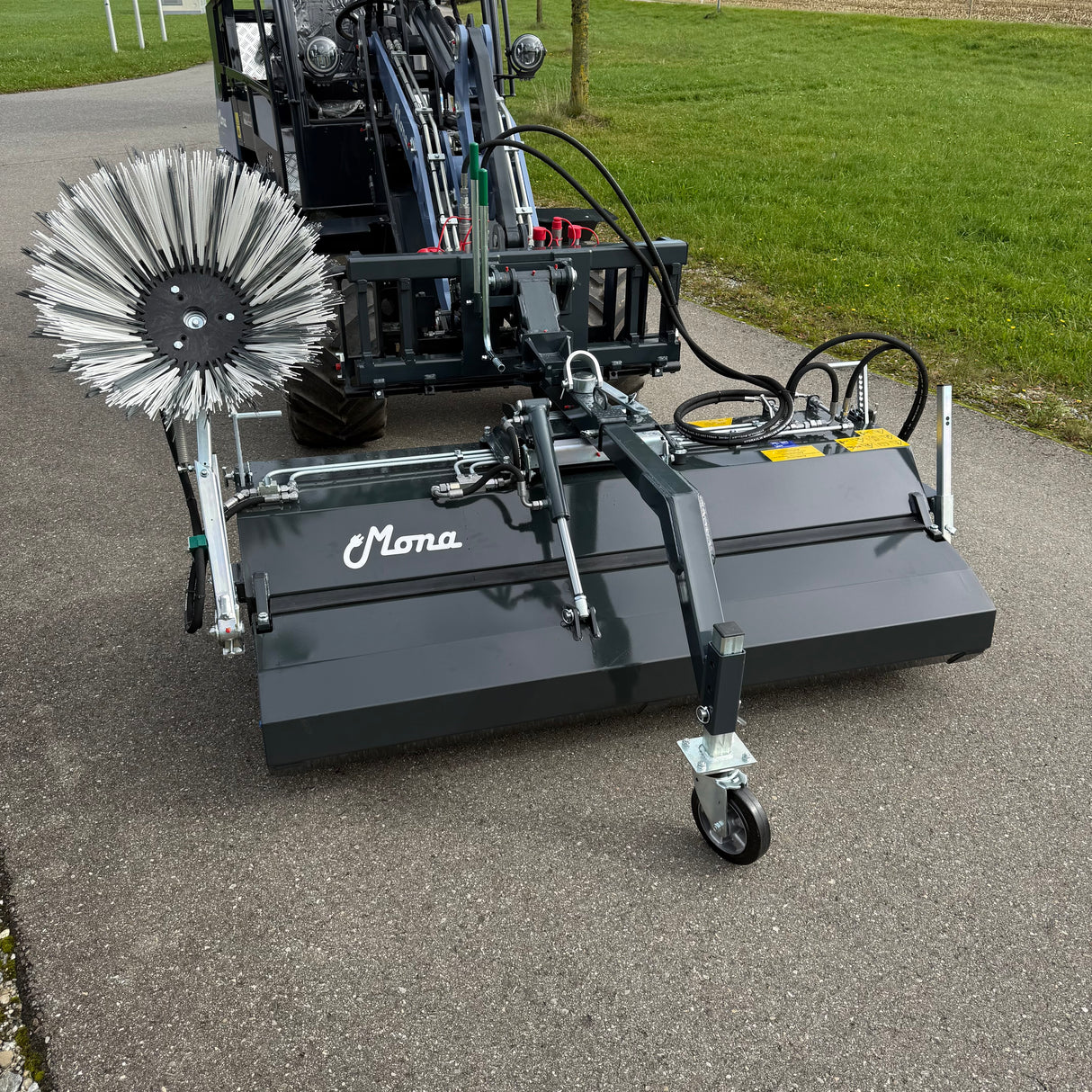 Kehrmaschine 180 cm mit hydr. leerbarem Schmutzsammelbesen und Seitenbesen für EURO-Aufnahme