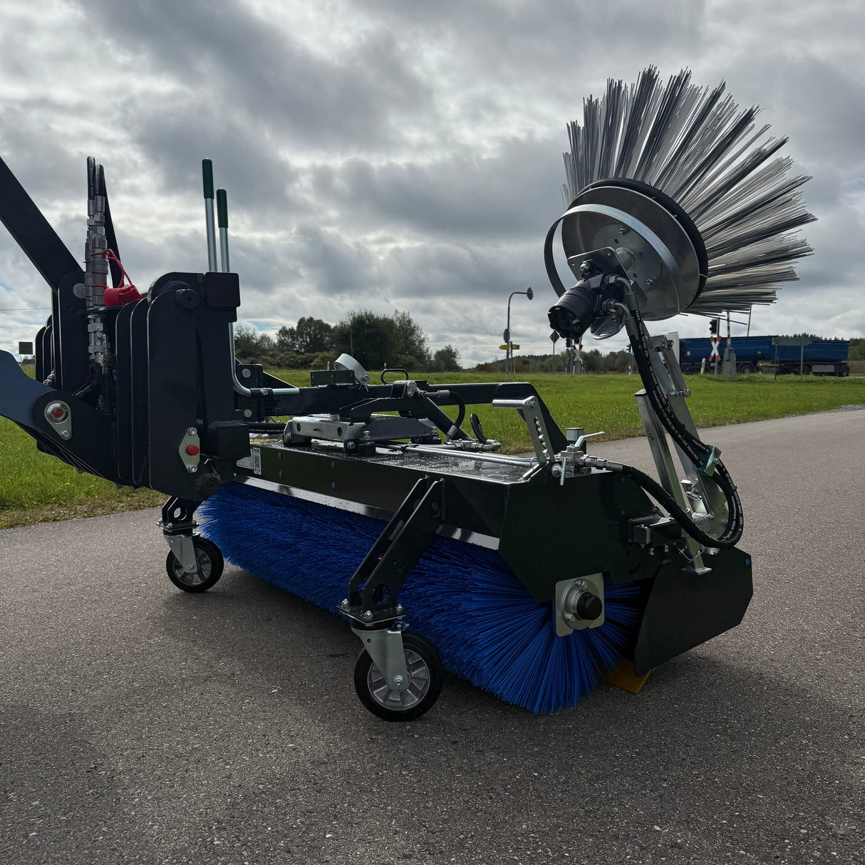 Kehrmaschine 180 cm mit hydr. leerbarem Schmutzsammelbesen und Seitenbesen für EURO-Aufnahme