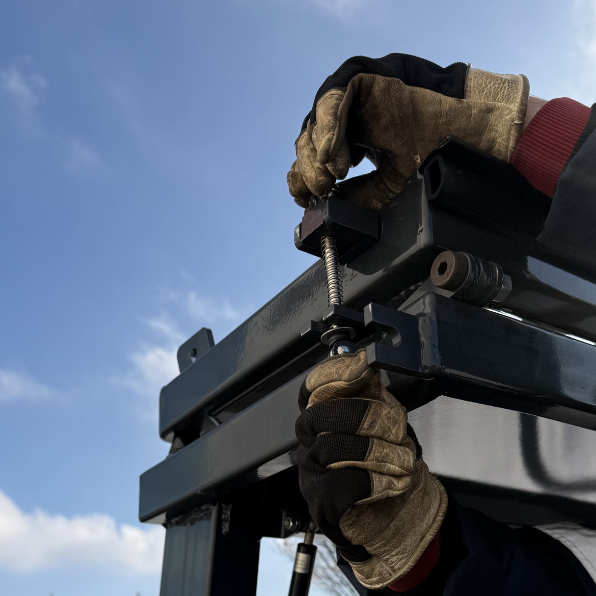 Abklappbares Fahrerschutzdach für MONA Solara