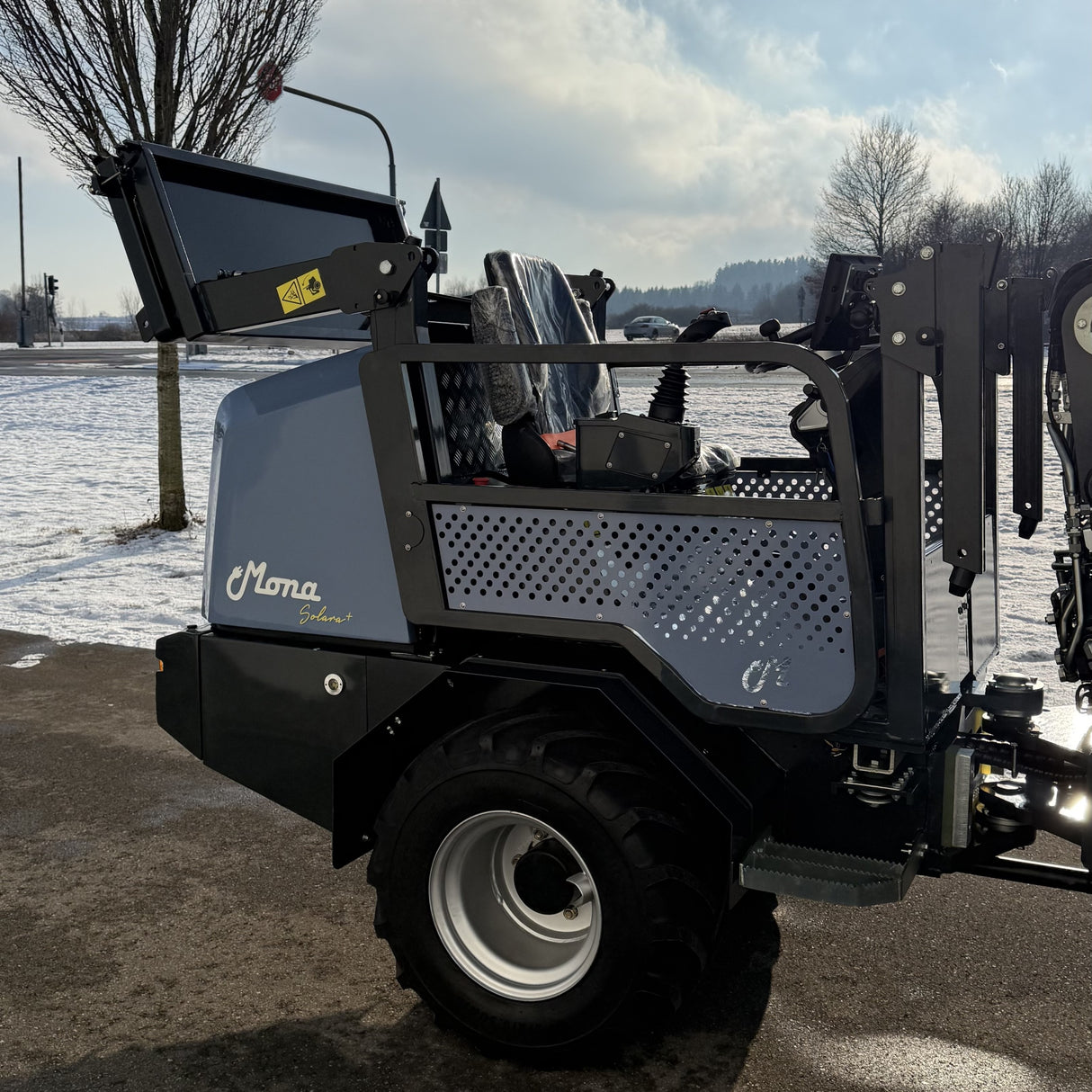 Abklappbares Fahrerschutzdach für MONA Solara