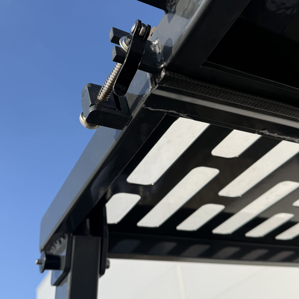 Abklappbares Fahrerschutzdach für MONA Solara