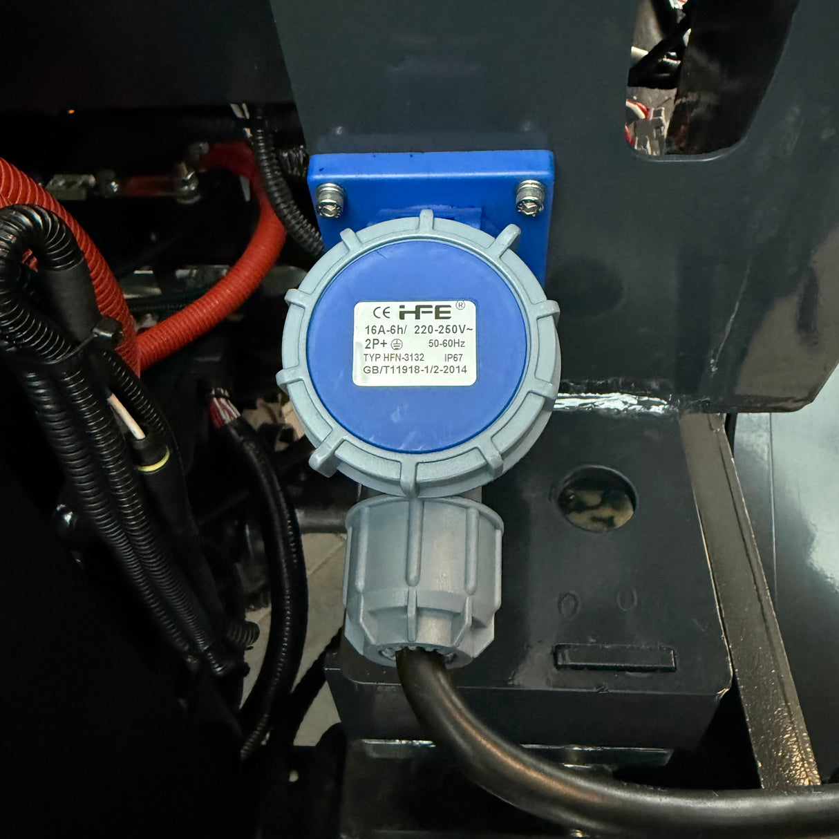 Prise 3 broches 3 kW (batterie externe) pour MONA Solara