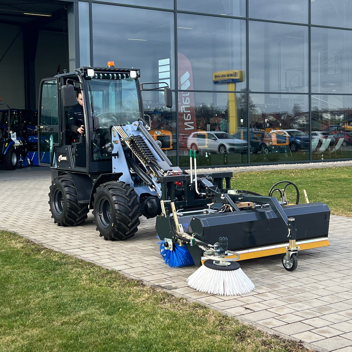 Sweeper 180 cm with hydr. emptying dirt collection brush and side brush