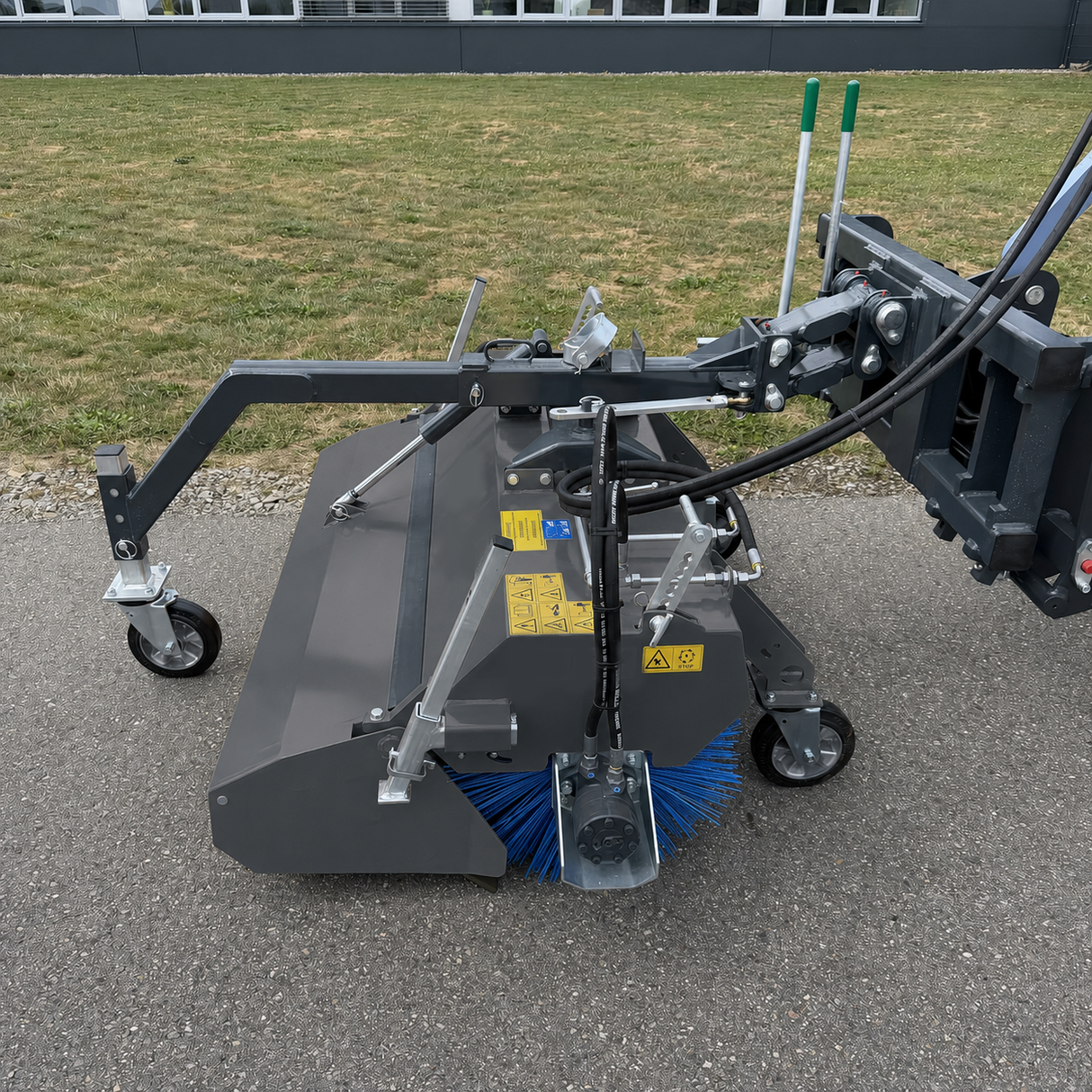 Kehrmaschine 135 cm mit Seitenbesen und hydr. Auskippfunktion für EURO-Aufnahme