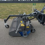 Kehrmaschine 135 cm mit Seitenbesen und hydr. Auskippfunktion für EURO-Aufnahme