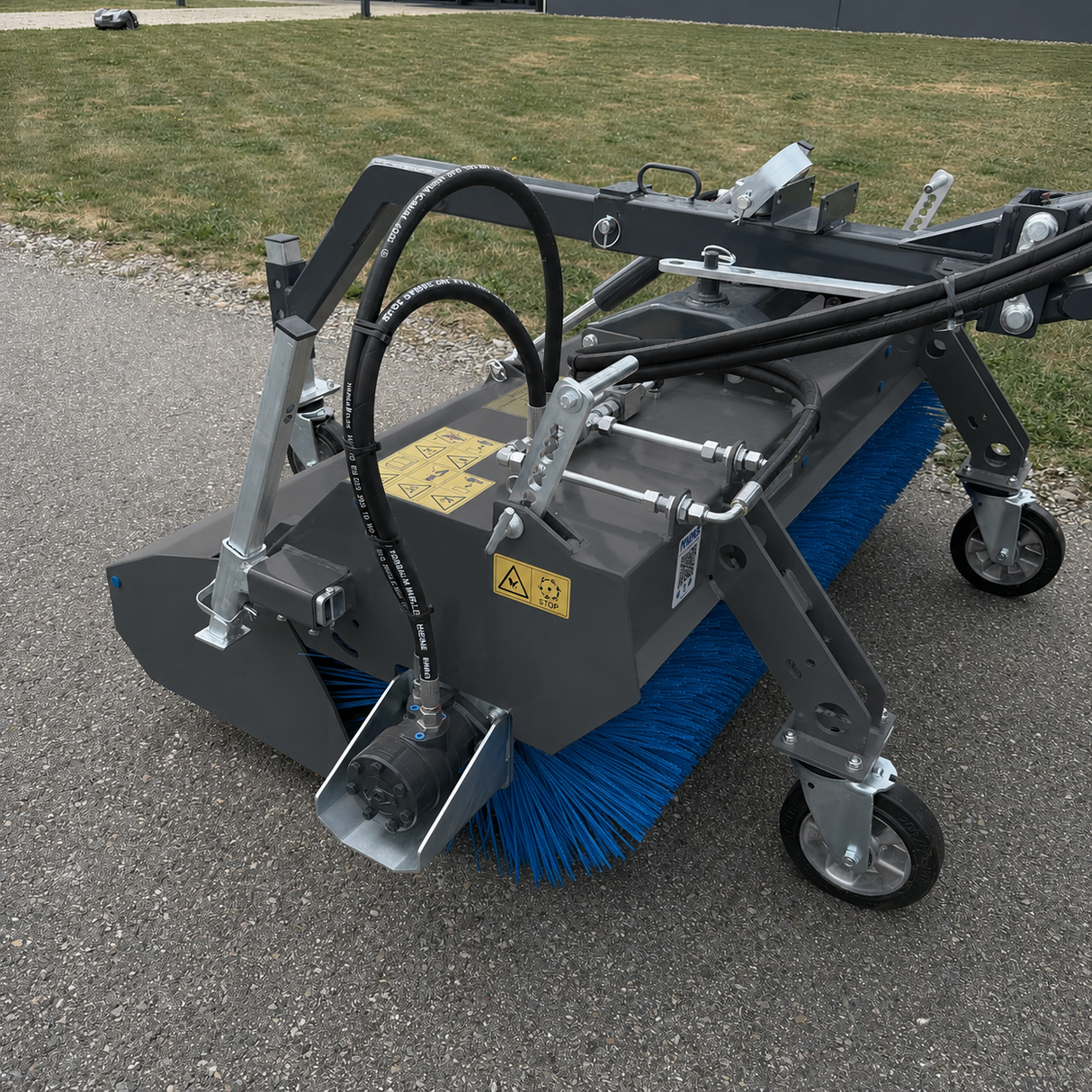 Kehrmaschine 135 cm mit Seitenbesen und hydr. Auskippfunktion für EURO-Aufnahme