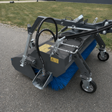 Kehrmaschine 135 cm mit Seitenbesen und hydr. Auskippfunktion für EURO-Aufnahme