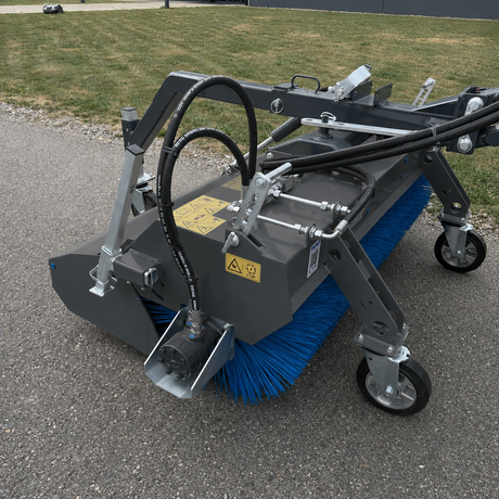 Kehrmaschine 135 cm mit hydr. Auskippfunktion für EURO-Aufnahme