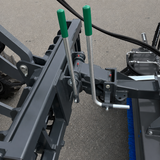 Kehrmaschine 135 cm mit Seitenbesen und hydr. Auskippfunktion für EURO-Aufnahme