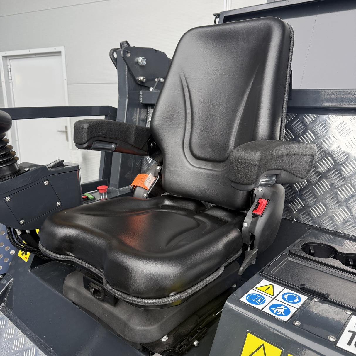 Air-suspended seat with seat heating for MONA Nova