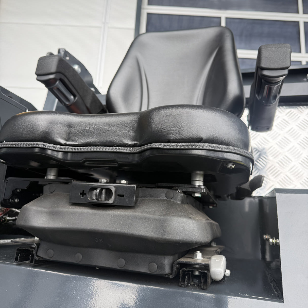 Air-suspended seat with seat heating for MONA Terra