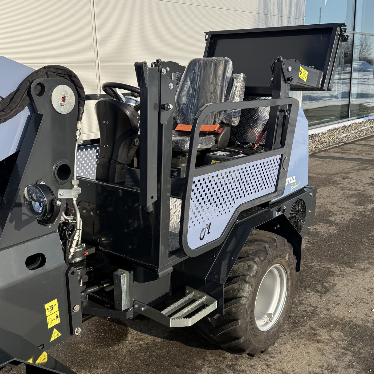 Foldable overhead guard for MONA Solara