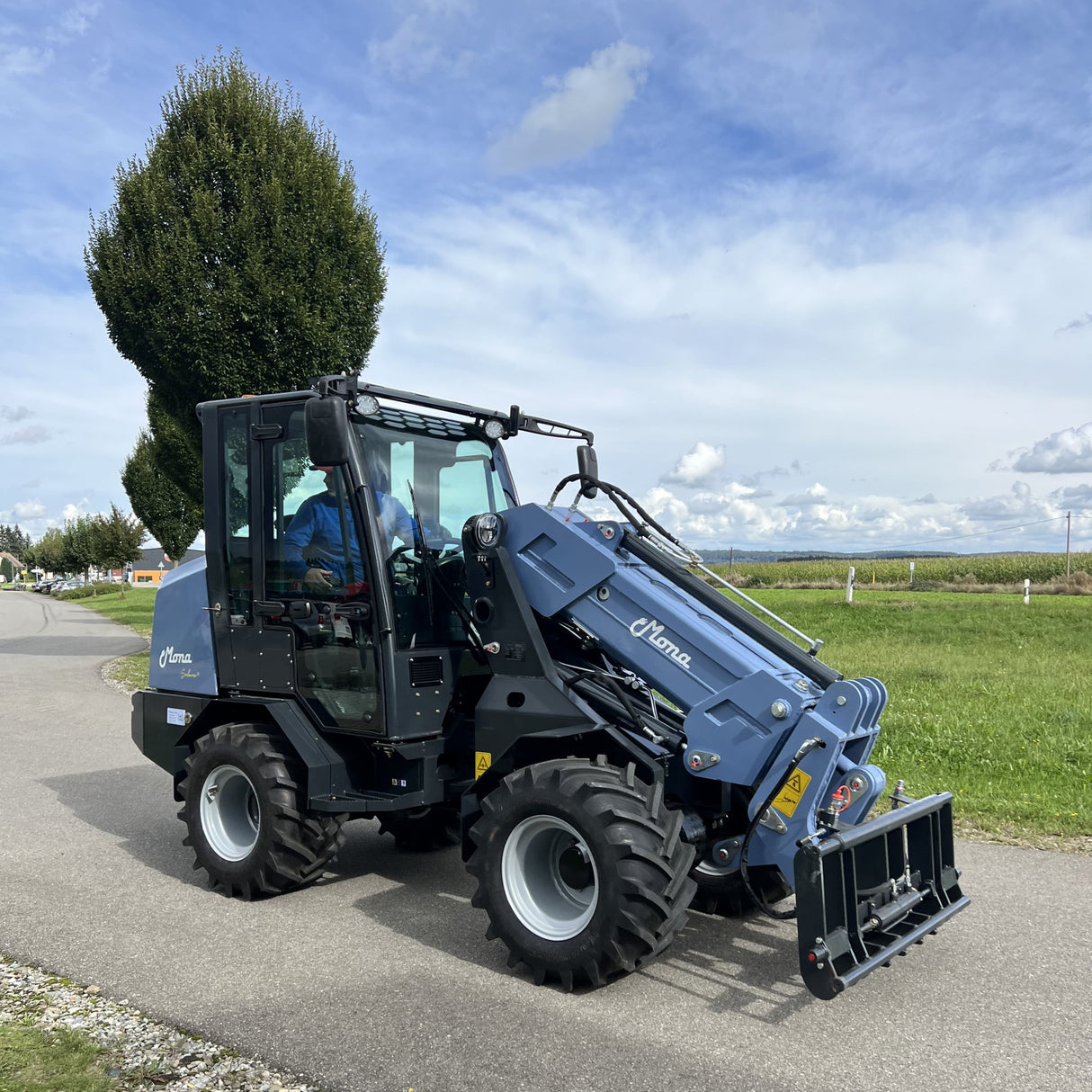 MONA Solara+ electric Telehandler