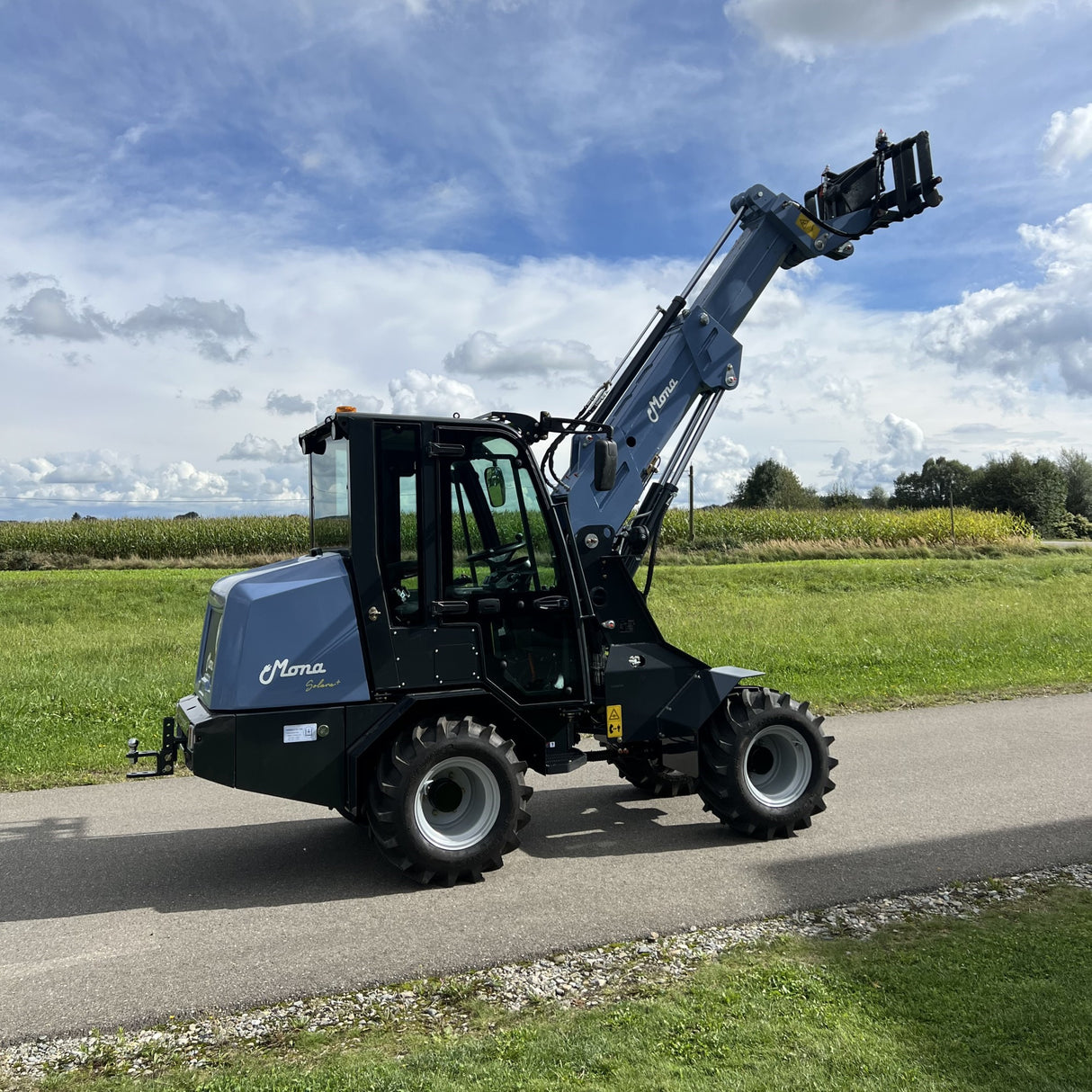 MONA Solara+ electric Telehandler