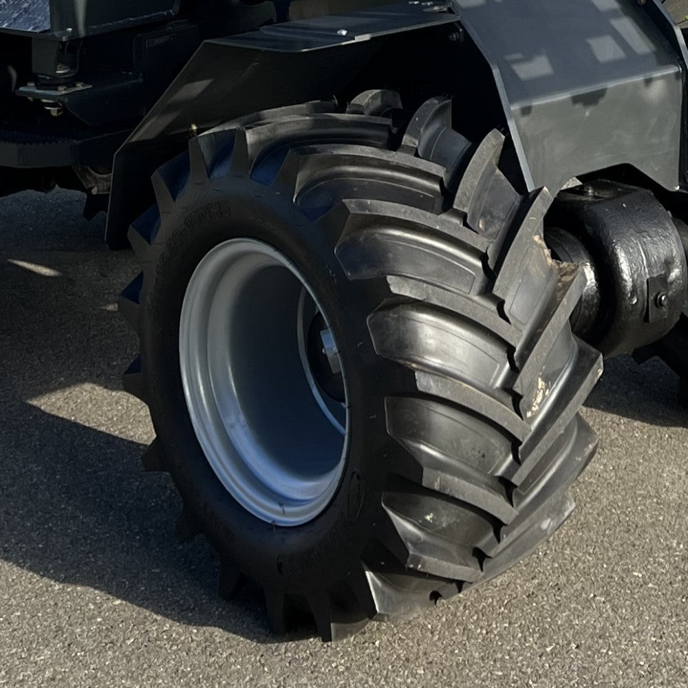 Wide agricultural tires (31 x 15.5 –15)
