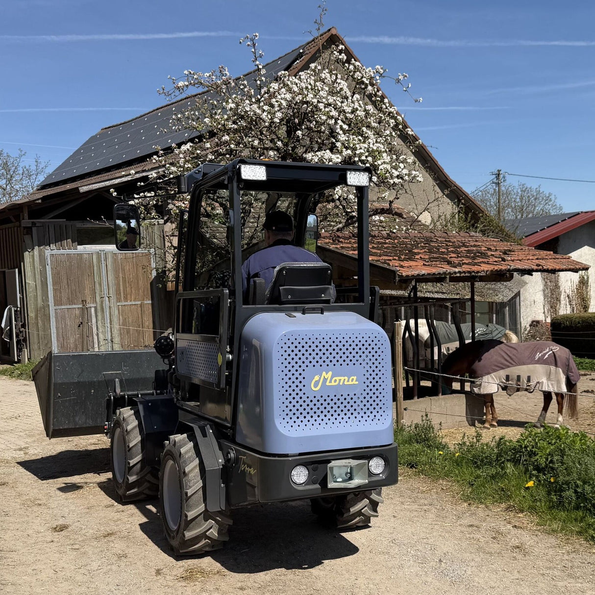 MONA Terra elektrischer Hoflader
