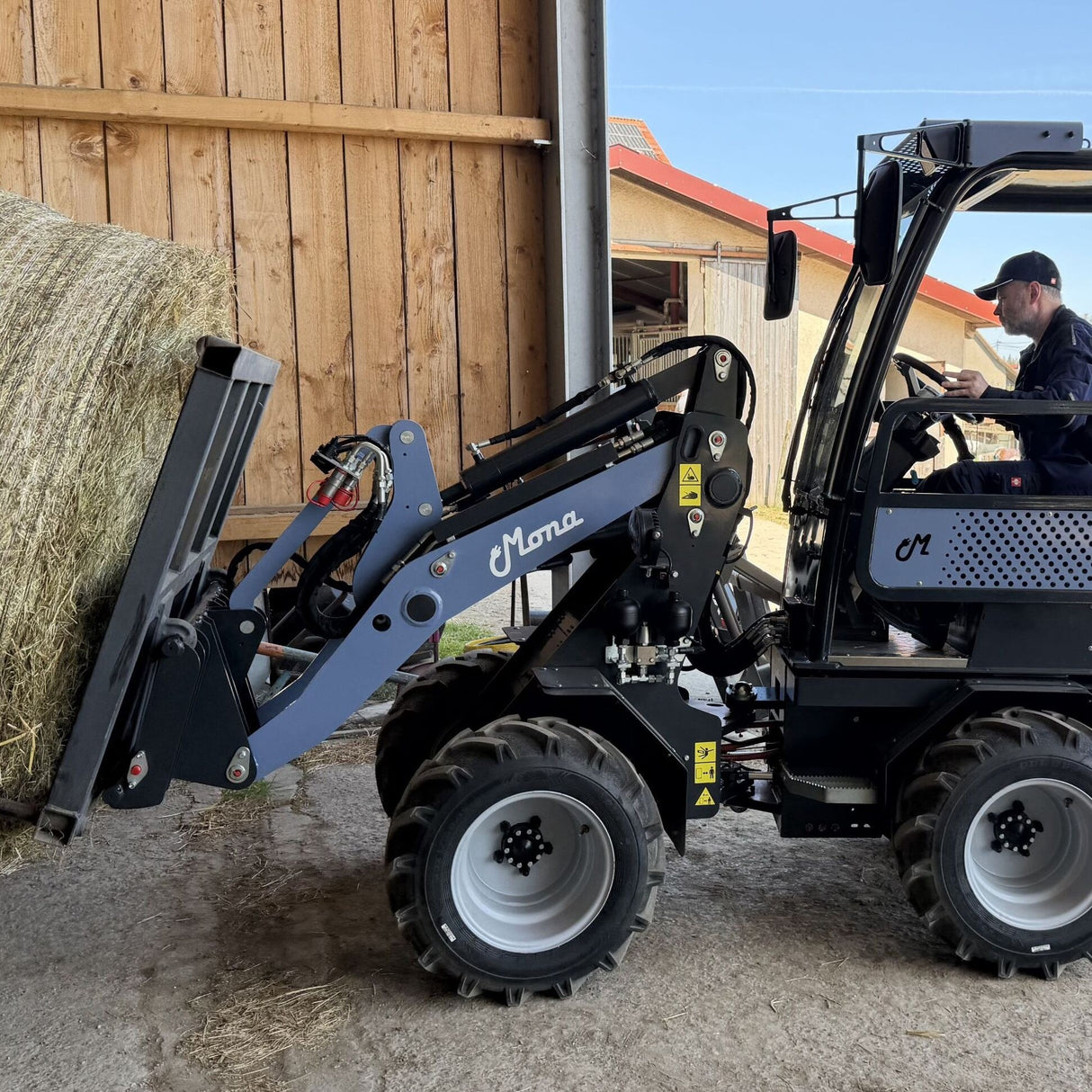 MONA Terra elektrischer Hoflader